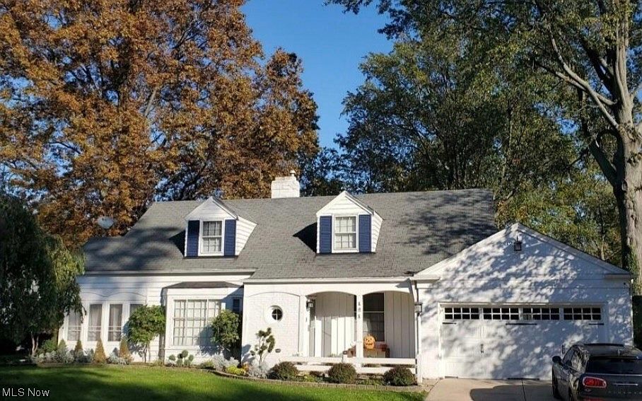 1st image of 121 Lake Edge Dr