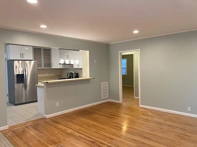 966 Donovan Dr — Photo 2
