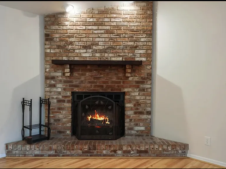 4465 NE 34th Ct — Photo 2