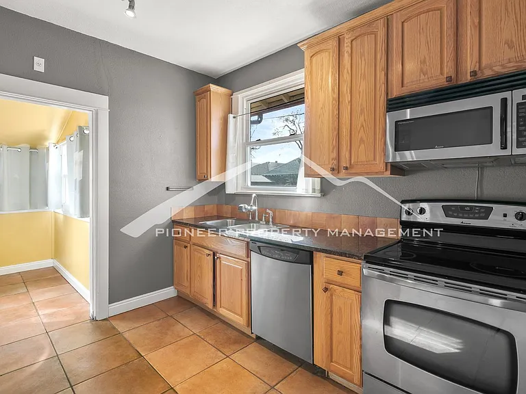 4624 E 16th Ave — Photo 5