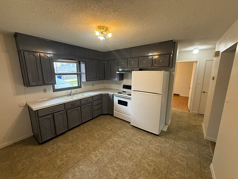300 W 33rd St #B — Photo 4
