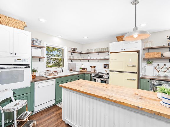 5th image of 126 Narrow Shore Road