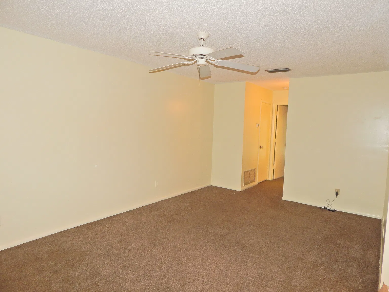 1 bed, 1.5 bath, 800 sqft, $1,375 — Photo 2