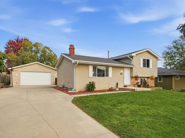 1007 4th St SW, Altoona, IA 50009