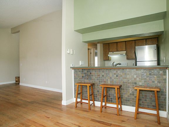 4th image of 556 E 3rd St #304