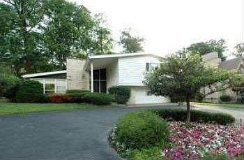 2nd image of 916 Oakwood Ter