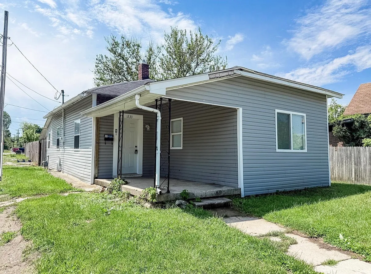 4 bed, 1204 sqft, $1,300 — Photo 1