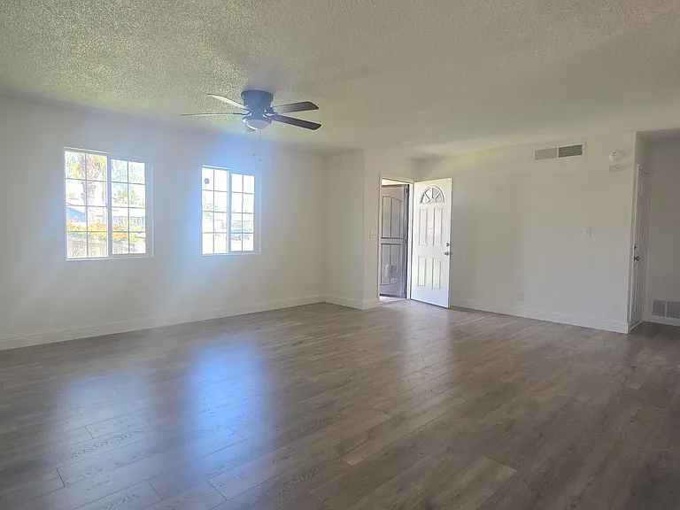 1185 Lincolnwood Cir — Photo 2