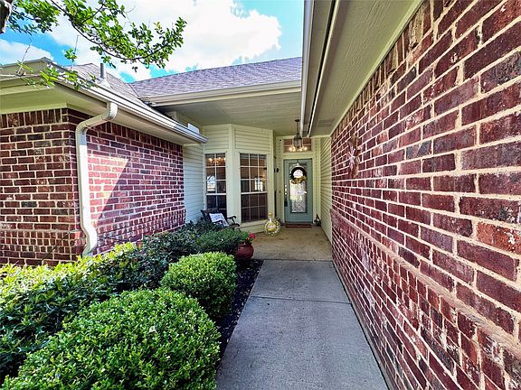 3rd image of 729 Bent Tree Ct