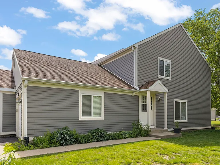 2736 Prairieview Ln S — Photo 2