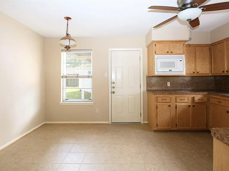 111 Azalea St — Photo 6