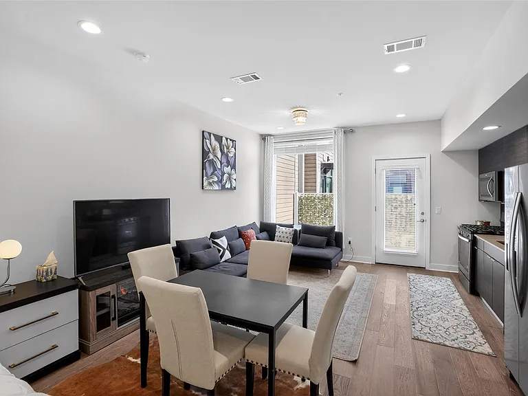1800 E 4th St #202 — Photo 11
