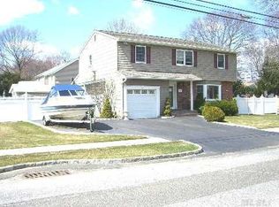 636 Cadman Rd, West Islip, NY 11795