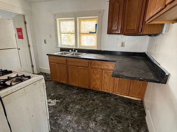 5th image of 928 W Waggoner St