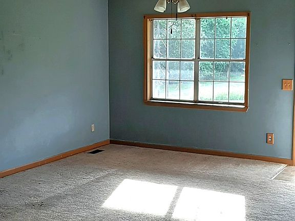 4th image of 140 White Dr