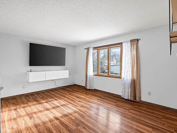 5th image of 374 Rose Ave E