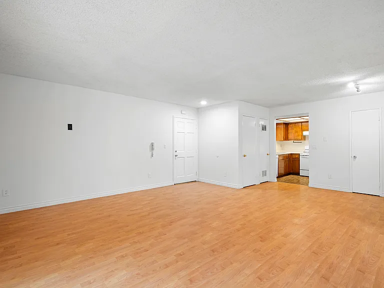 330 Pioneer Dr #6 — Photo 21