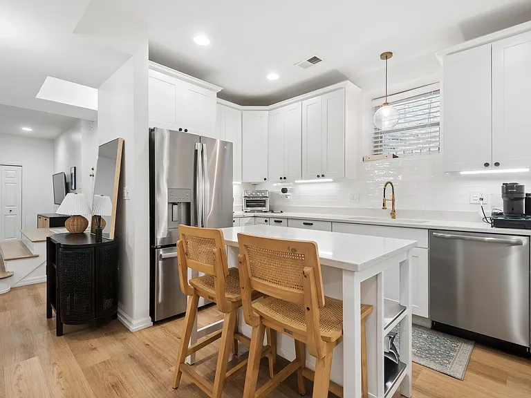 1314 W Winnemac Ave #G — Photo 8