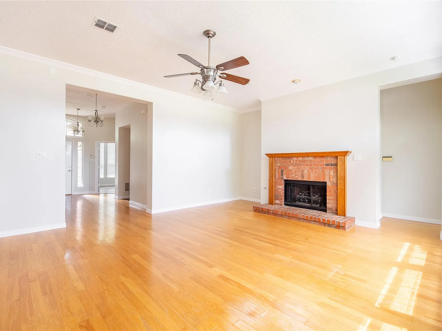 4 bed, 2157 sqft, $2,800 — Photo 4