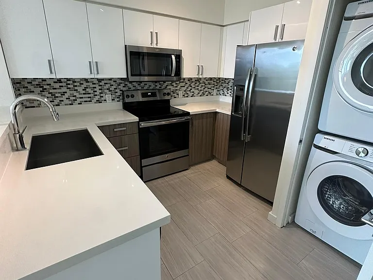 445 NE 39th St #202 — Photo 1