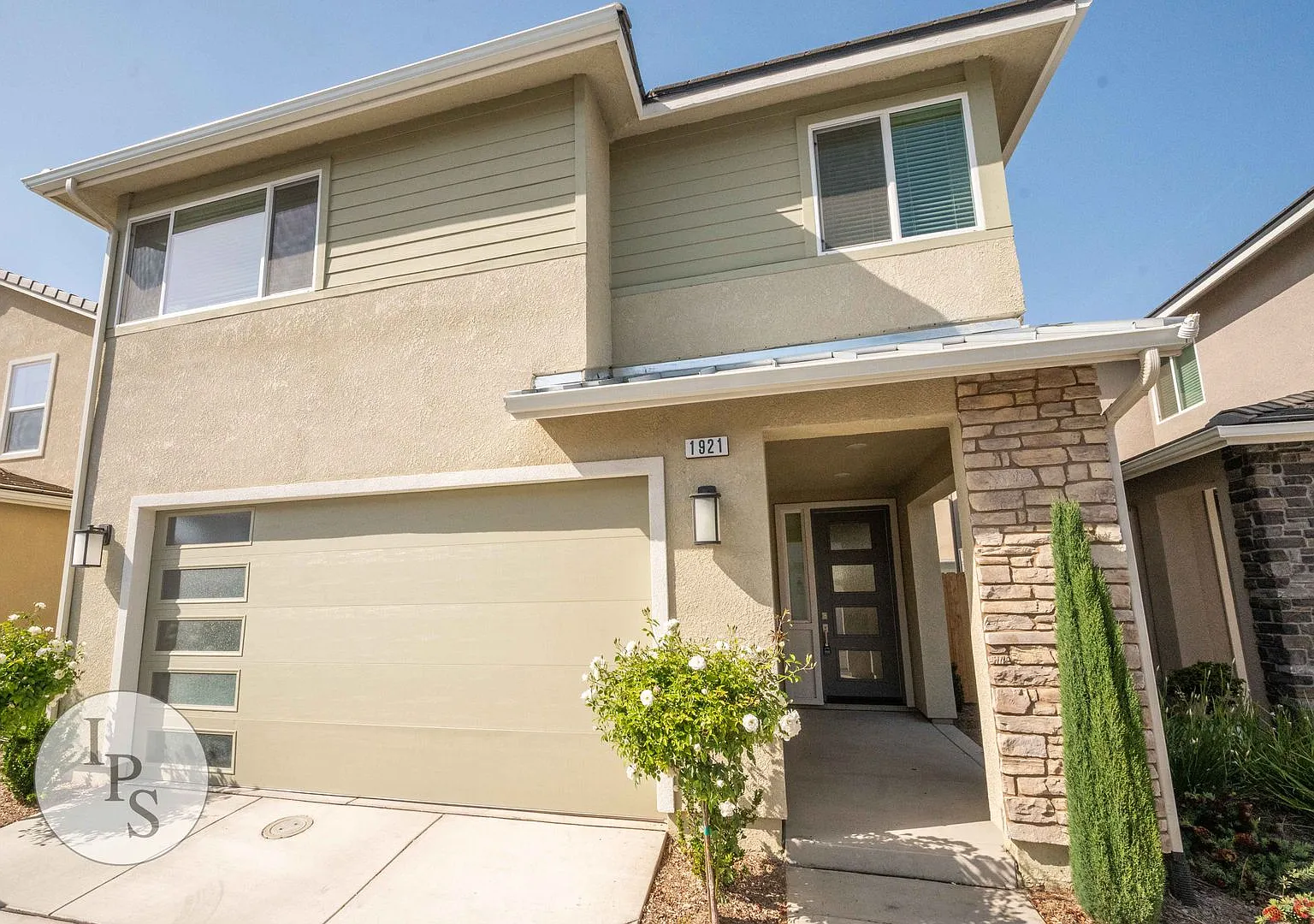 Newer Clovis 2-Story Home, 3BR + Den / 2.5BA, Built 2020 - Lots of Amenities! — Photo 1