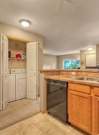 4th image of 1650 25th Ave NE Unit 2-104