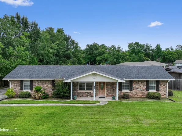 904 Waveland Ave, Waveland, MS 39576