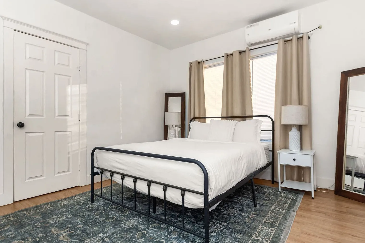 1 bed, 1.0 bath, 839 sqft, $2,136 — Photo 2