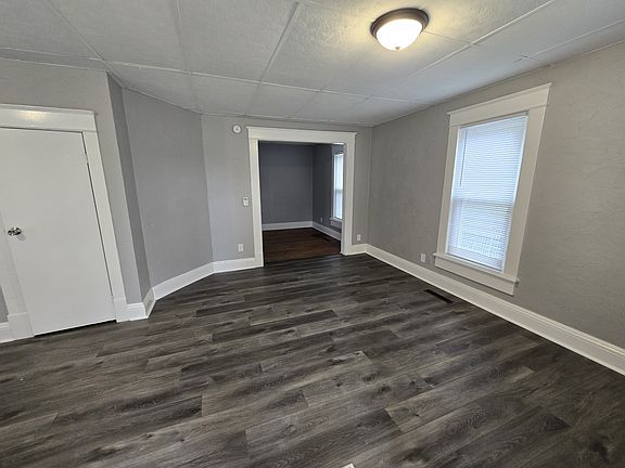 4th image of 209 W Broadway St