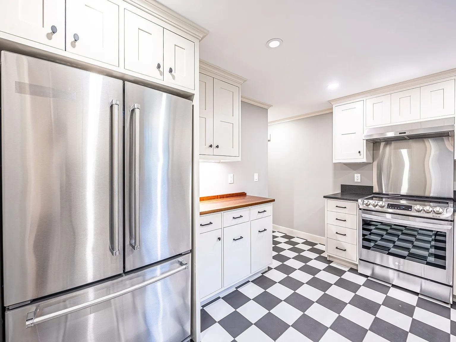4 bed, 3.0 bath, 2126 sqft, $6,300 — Photo 2