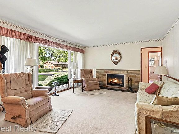 4th image of 31805 Coronet Dr