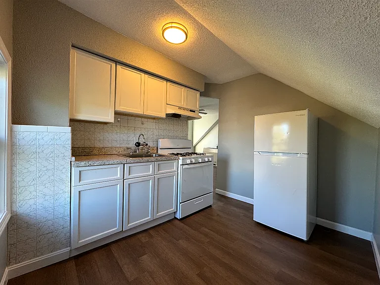 198 Bonney St #3 — Photo 2