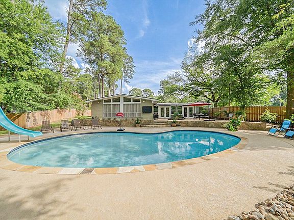 2nd image of 1003 Gardenia Ln