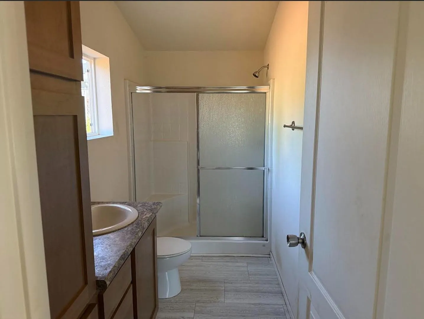 Newer 2 bedroom house on quiet street — Photo 4