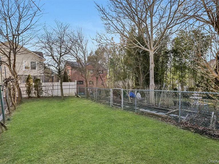 16 Grand Blvd — Photo 37