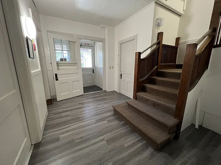 614 University Ave — Photo 8