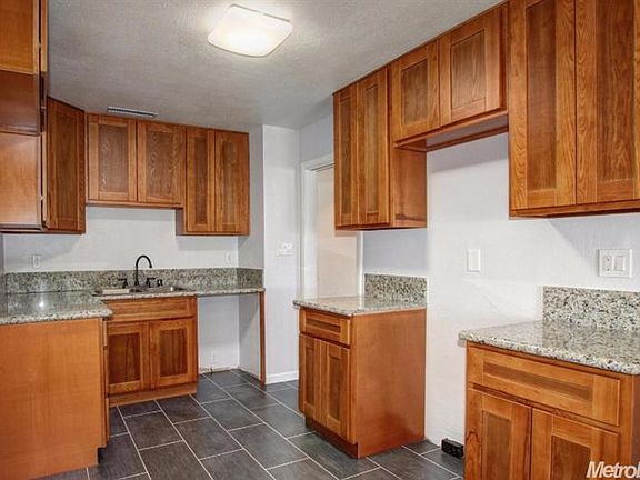 3rd image of 5020 Bradford Dr