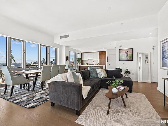 2nd image of 75 Park Ln #Penthouse 3701