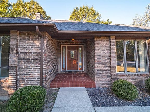 3rd image of 616 Brighton Ct
