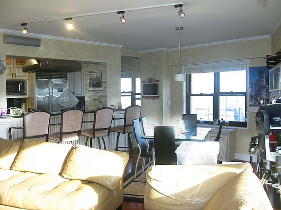 3rd image of 20 W 64th St #37