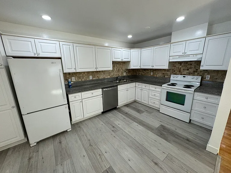 896-898 San Juan Dr — Photo 2