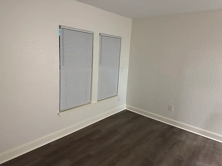 1011 N Valderas St — Photo 5