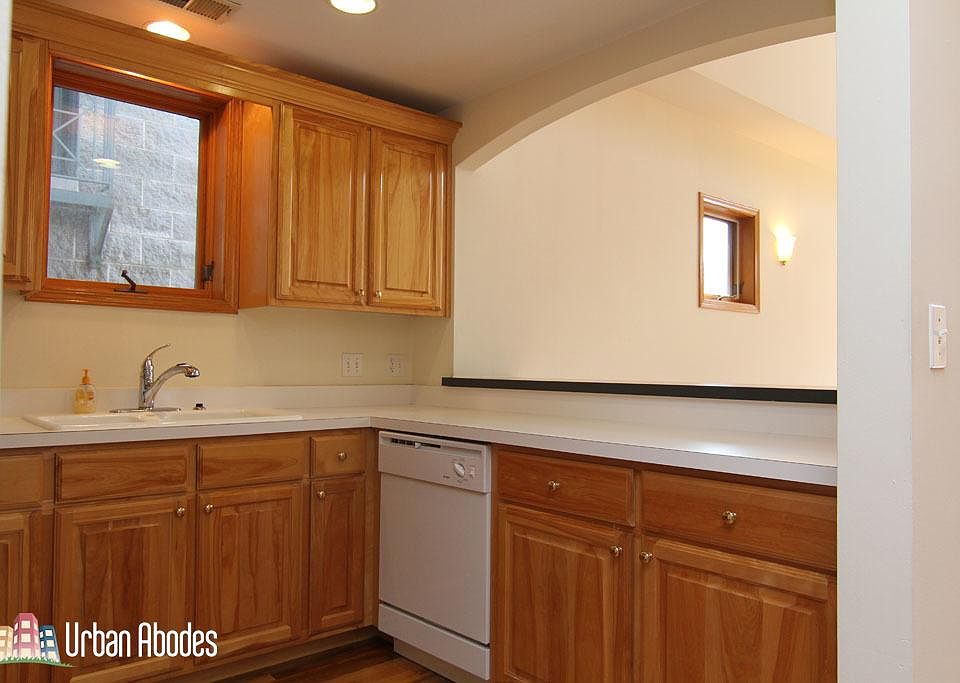 1st image of 844 W Buckingham Pl APT 3