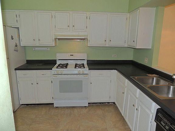 3rd image of 1156 E Cunningham Dr