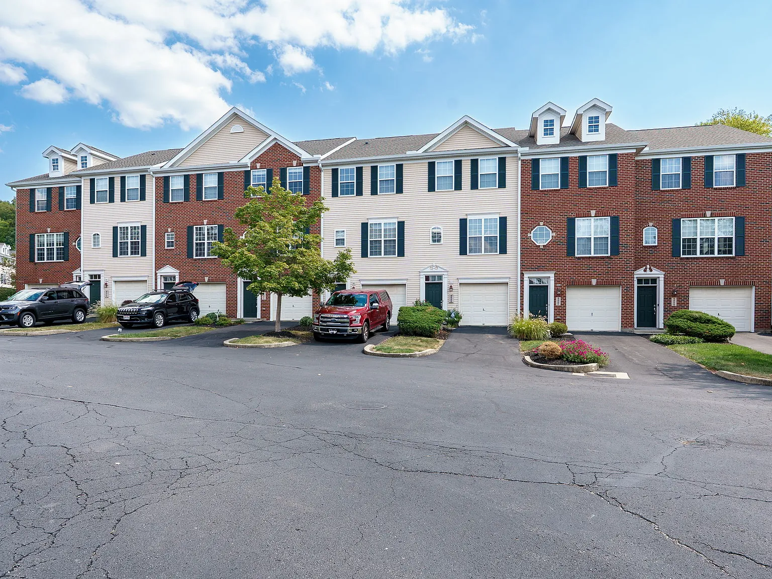 2 bed, 2.5 bath, 1617 sqft, $1,750 — Photo 2