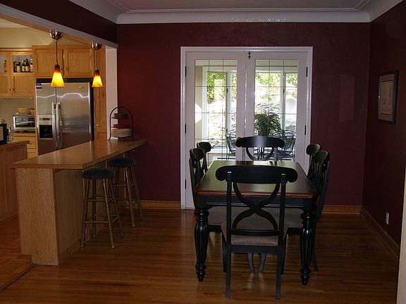 3rd image of 927 Charlton St