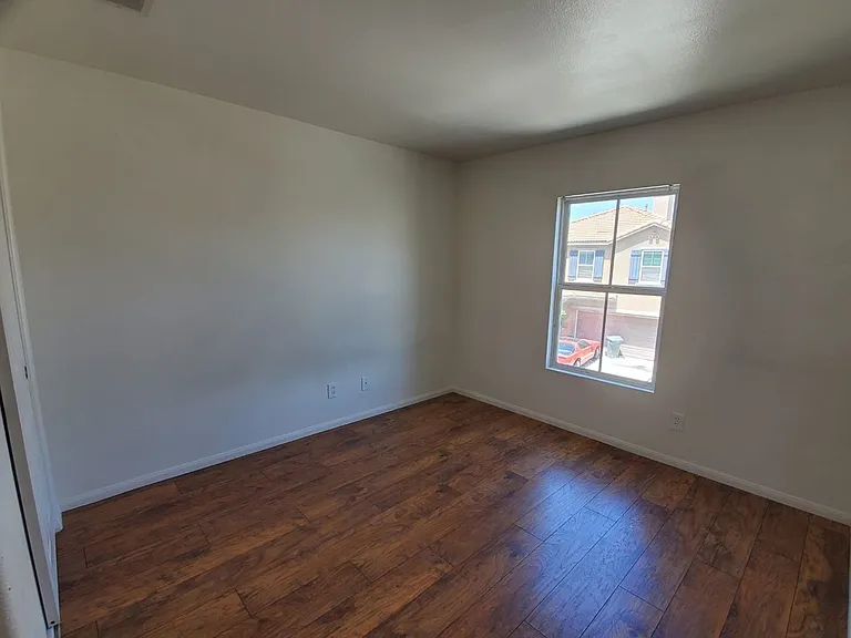 453 Cornwall Gln — Photo 15