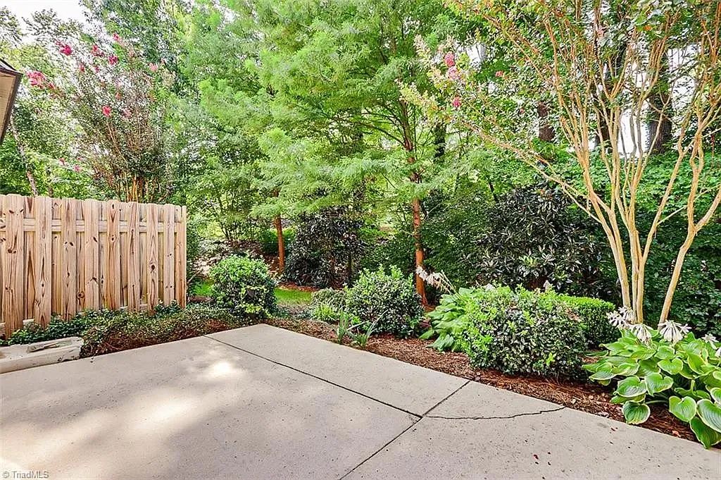 3 bed, 2.5 bath, 1822 sqft, $2,100 — Photo 2