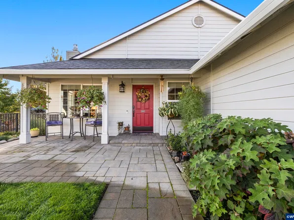 1208 Independence Ct, Woodburn, OR 97071
