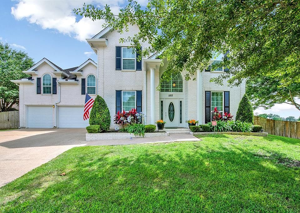 Front view with GREAT curb appeal